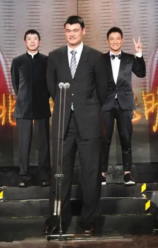 姚明为什么能长那么高～而我们……呜呜……#姚明 #身高    - 抖音