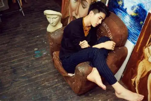 刘昊然搞怪庆生照,化身"文艺范油画小生",靠眼镜凹出时髦感!