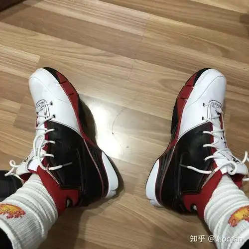 今儿和大学室友去了北京赛特奥特莱斯,我收了一双air max 90,他收了一