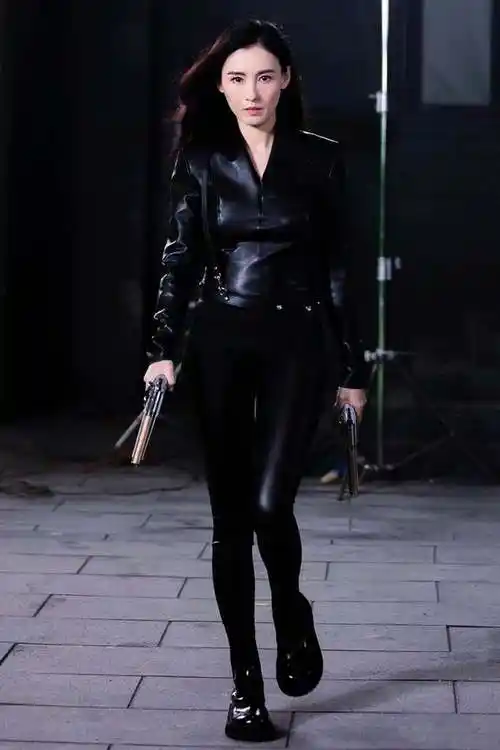 张柏芝皮衣勾勒好身材 持枪姿态飒爽女王范爆表