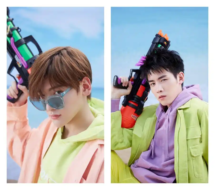 r1se撞色海滩风周震南穿蓝衣高冷帅气张颜齐潜水造型抢镜