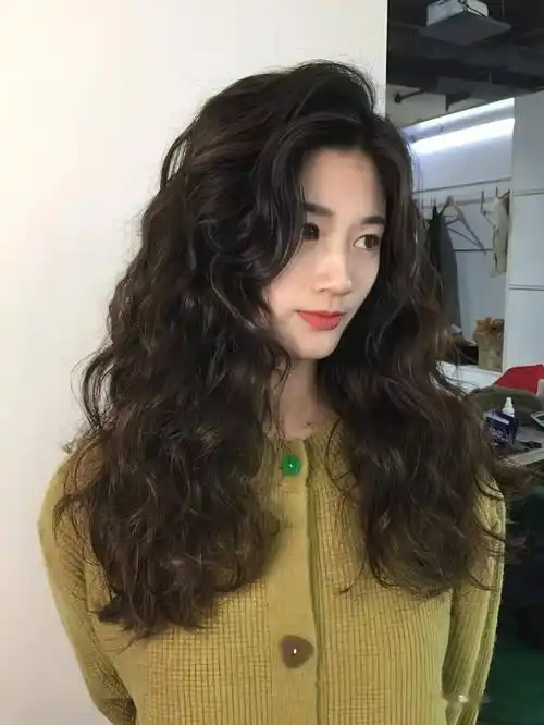 冬至后流行"烫满头"_发型_时尚_头发