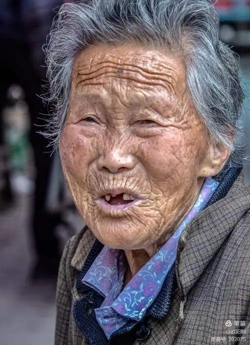 《父母亲的笑脸》 欧阳鹤 摄影