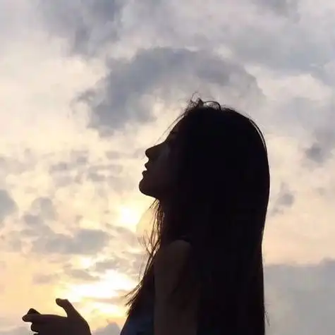 头像侧脸女唯美 气质,另外,还有人想问想要一些有意境悲伤的女生头像