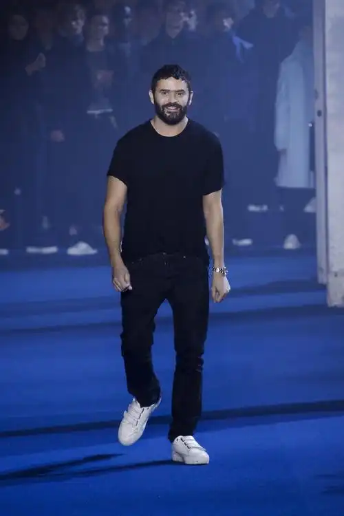 留意这5位时装设计师的打扮,领略有个性,不浮夸的穿衣哲学