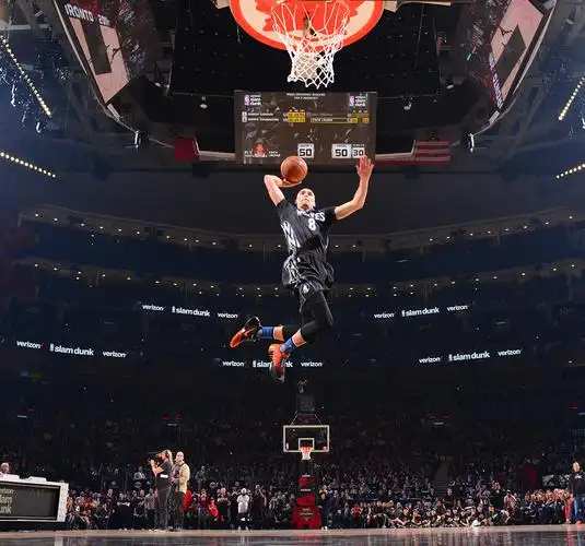 罚球线内一步胯下换手扣篮3