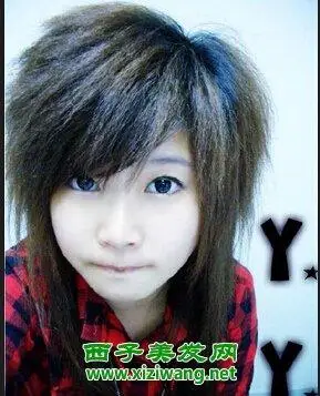 头发是很好看的一种短发锡纸烫的发型,头发看起来是很另类又显气质