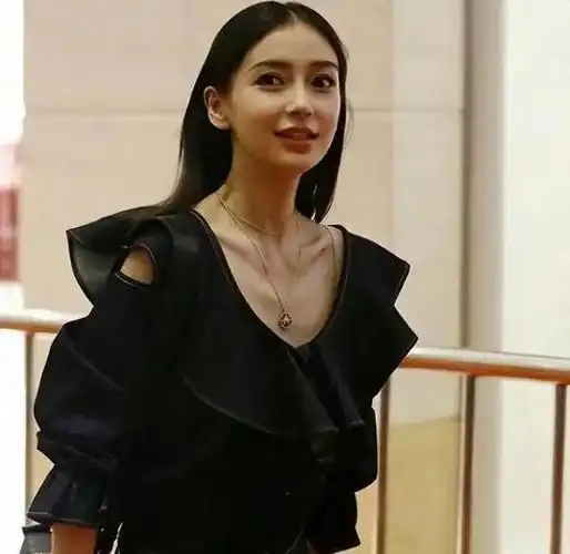 杨颖一天3瓜引争议,名下基金注销,海外复出遭拒经纪团队疑解散