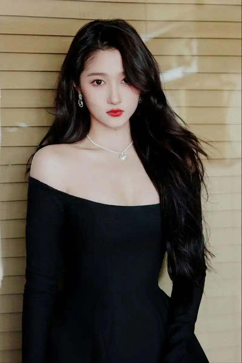 关晓彤抹胸短裙写真,魅力迷人,闪耀动人#明星 #写真 #关晓 - 抖音