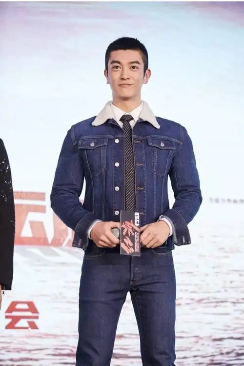 杜江这衣服太紧了!肌肉快把牛仔服撑爆了,网友:霍思燕好幸福!