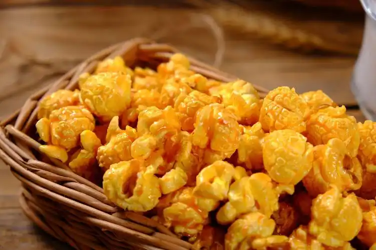 现货贴牌球形爆米花膨化食品电影休闲零食焦糖爆米花55克包装批发