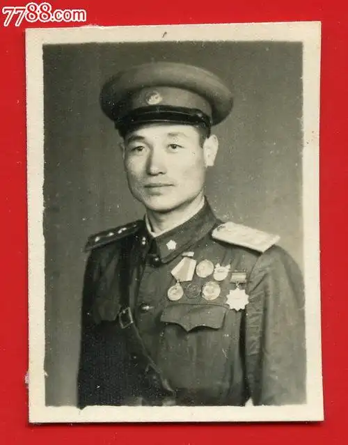 上尉军官照,军功章多,布纹相纸,泛银