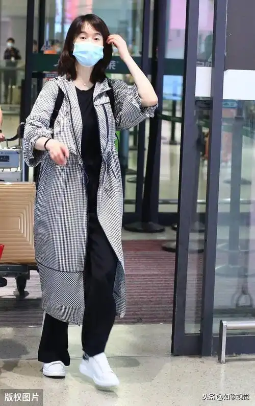 女神左小青现身上海,身材曼妙清新纯美,一举一动优雅婀娜