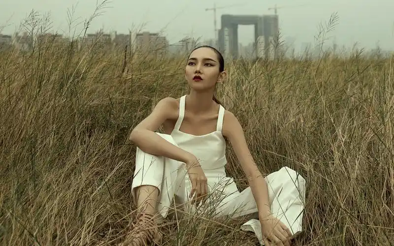 时尚高冷的美女模特迷人写真