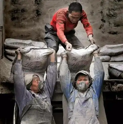 实拍女人的工地生活,到底是啥样的?_手机搜狐网