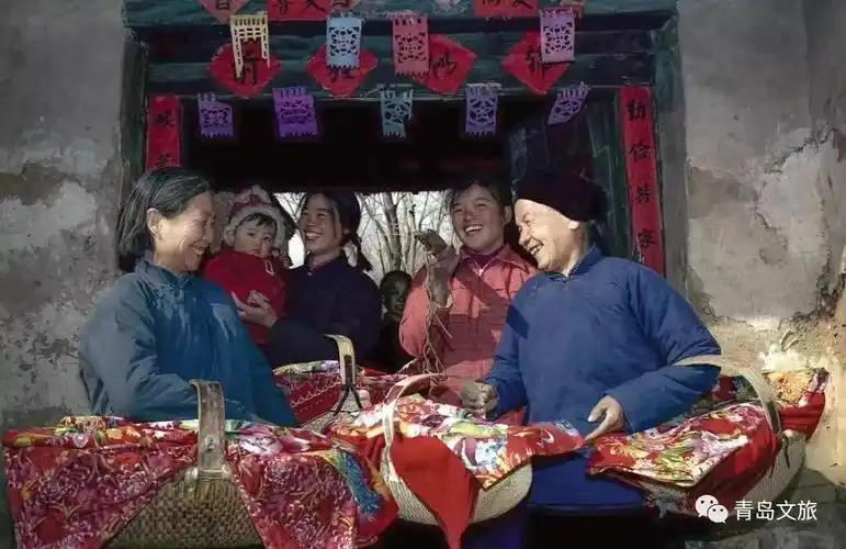 1982年淄博张店区王舍庄,村民过年走亲戚.1981年淄川大集.