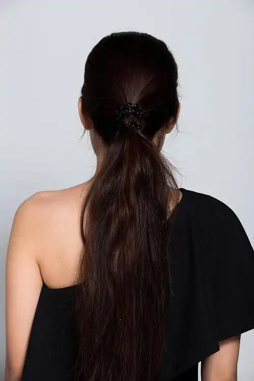 女生在夏天扎头发,可以选择这5种扎发发型,好看又"减龄"