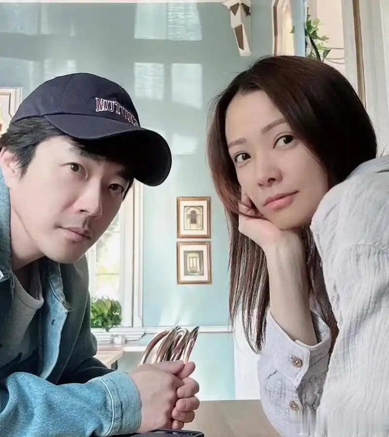 15日,演员权相佑的妻子孙泰英在自己的instagram上传了"happy mother