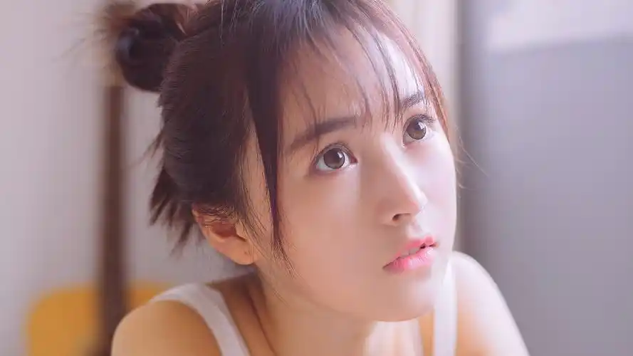 清纯养眼治愈系美女居家写真桌面壁纸