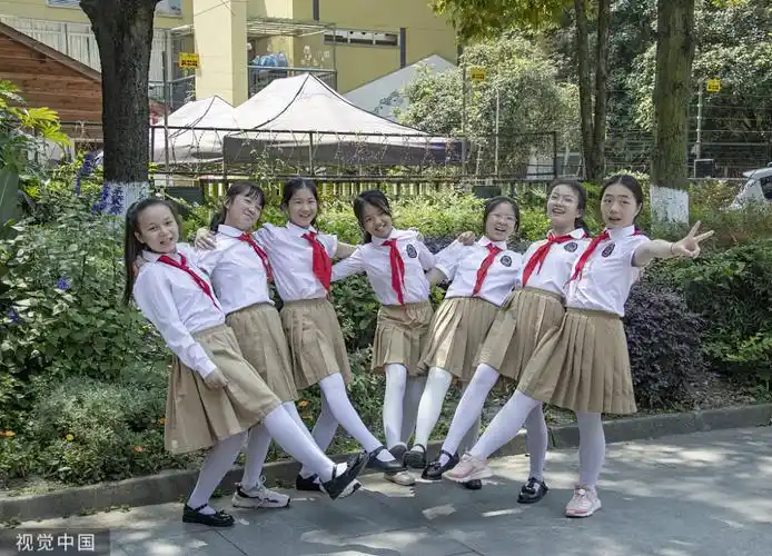 小学生拍摄创意毕业照定格多彩年少时光