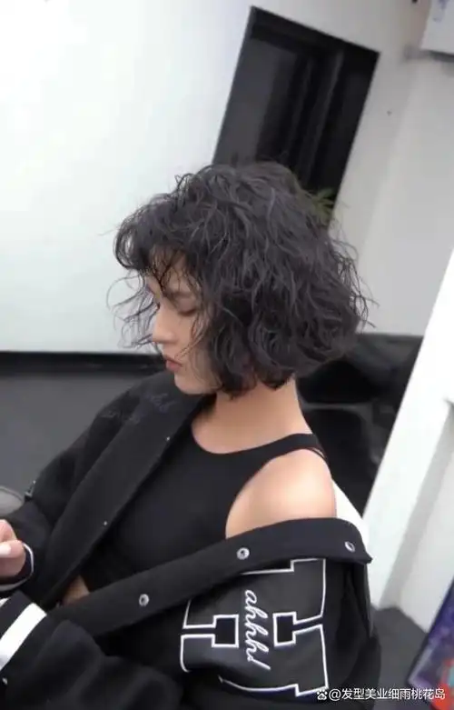 松软耐看的短发全头烫