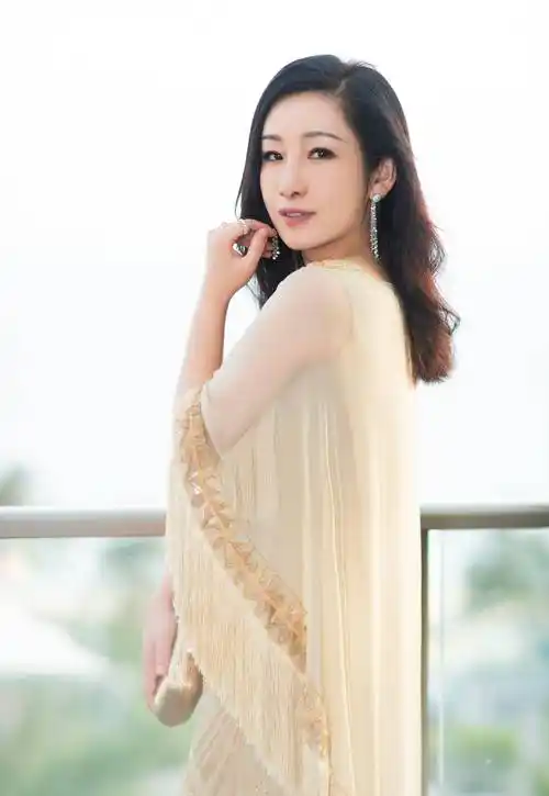 秦海璐大片曝光,穿露肩丝绸长裙沉静典雅,我更喜欢她的励志_角色_时候