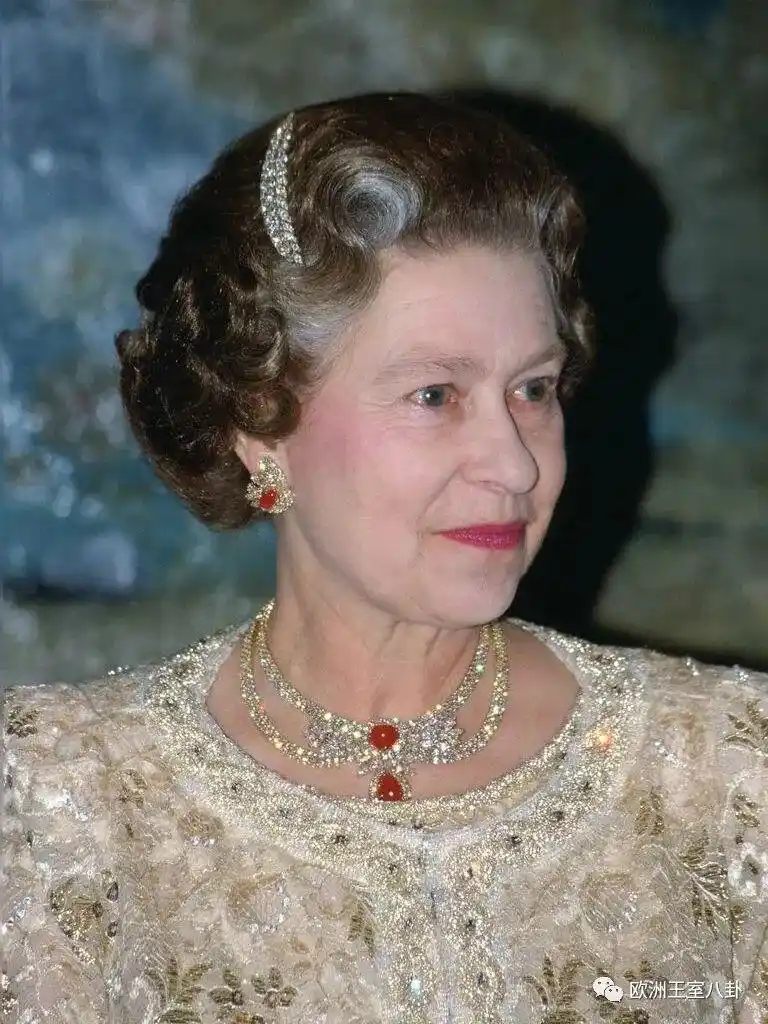 那些年英女王伊丽莎白二世戴过的华丽项链:彩宝篇