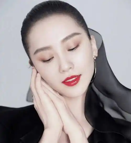 臃肿脸不再温柔,还"撞脸"了周笔畅_女明星_白色_裙子