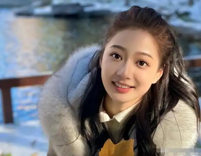 走在复旦大学的校园里,有人认出她就是曾火爆网络的"最美领诵员",于是