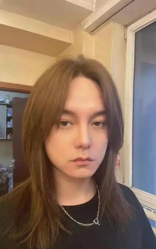 近日,尹正现身某机场,因为特立独行的造型而引发网友热议!