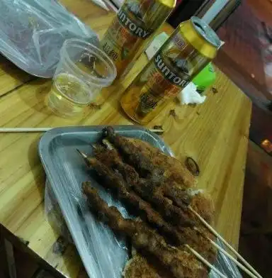 当晚张先和"刘美美"如约见了面,应美女的要求,他们选了一个路边烧烤摊