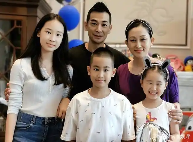 赵文卓晒全家福,仨孩子跟妈妈如同复制粘贴,15岁大女儿长腿吸睛