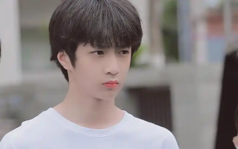 刘耀文巴蜀校草跳舞时不小心摔了一跤笑得好害羞啊啊啊