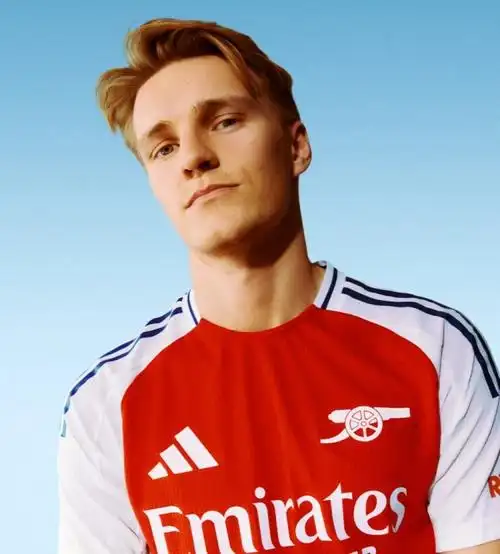 阿森纳发布新赛季主场球衣:经典红白配色,队徽简化为大炮