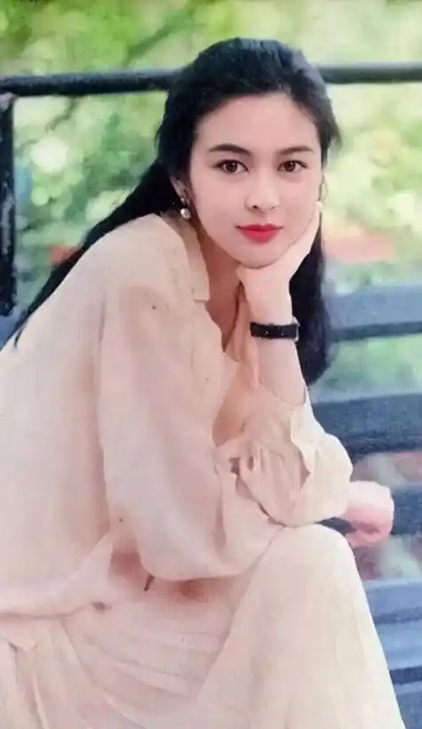 关之琳为何年轻时候不上镜,年华老去又远没有那么好看?