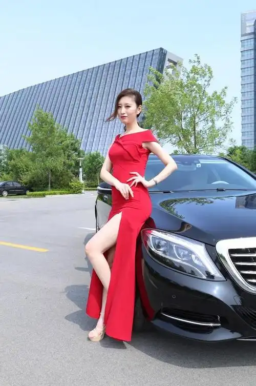 而立之年提奔驰,长腿媳妇当车模,豪车美女人生不过如此吧
