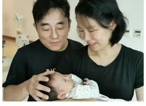 57岁吕方首次携妻女拍广告,1岁女儿可爱,小16岁富豪妻子显富态