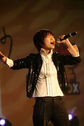 图文许飞新浪歌会许飞全新风格亮相