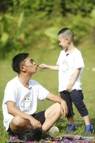 爸爸去哪儿3第三季今晚五位糙汉子老爸带假发画浓妆穿起民族女装_综艺