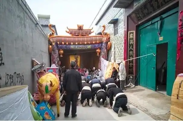 城里死个人冷冷清清,农村死个老人葬礼风光热闹?你觉得哪样好?