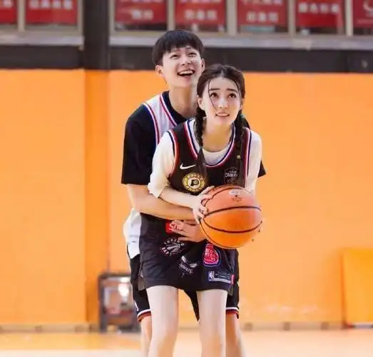 和张铭恩分手后徐璐走出阴影和张翰搂抱捏脸对视满满cp感