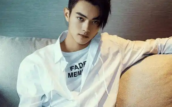 凭借模特身份出道的许凯,为了扮演好角色,剃成了光头_娱乐_明星_时候