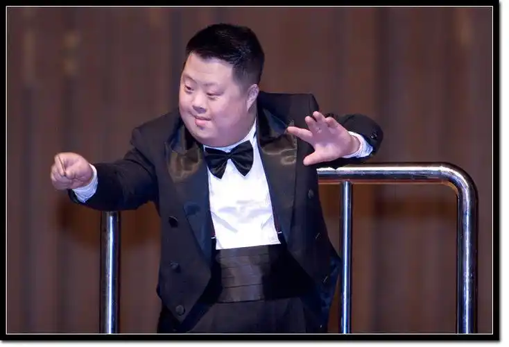 残疾人艺术团演出--弱智指挥家舟舟