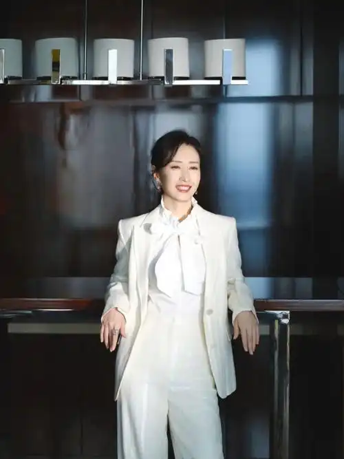 刘敏涛今日亮相雪花秀京东直播间