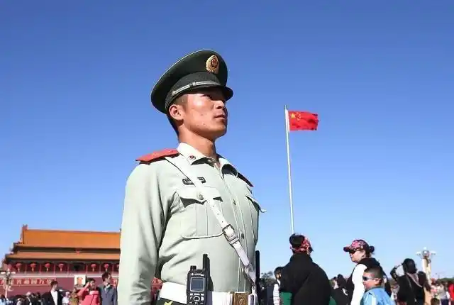 都见过以标准军姿坚守岗位的军人,他们总是以昂首挺胸的气势站立着,一