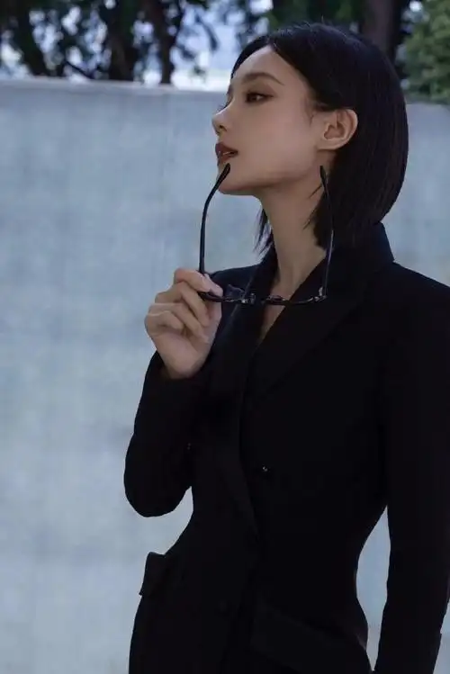 李一桐今天是gq女特工吧##李一桐墨镜西装好a