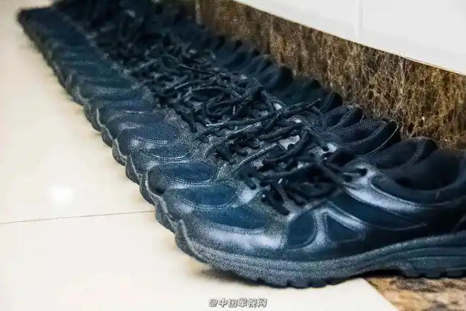 物品摆放,马扎要码齐.水壶,水杯要对正,横看一条线.