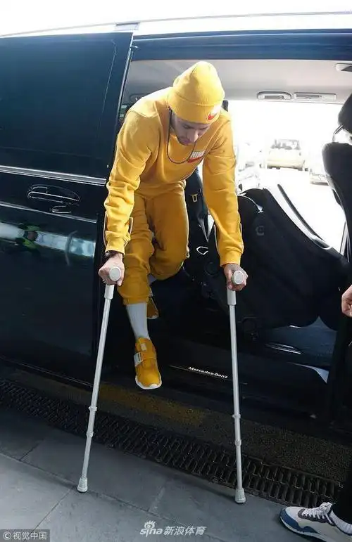 内马尔机场双手拄拐步履艰难