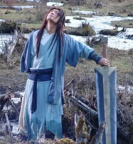 黄晓明杨过   而tvb版为了演员方便拍摄改成了断左手,可以看到杨过