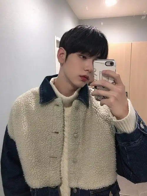 男爱豆对镜自拍大比拼